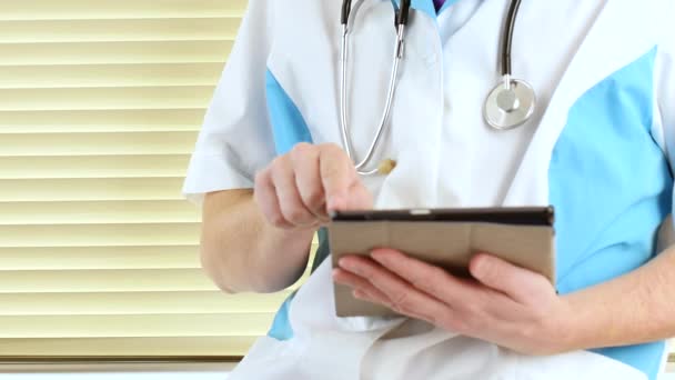 Tıp doktoru modern dokunmatik ekran dijital tablet kullanma — Stok video