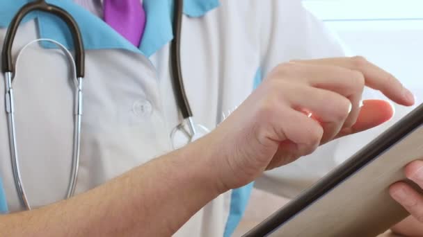 Médico usando tableta digital moderna de la pantalla táctil — Vídeo de stock