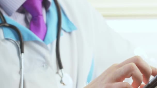 Lekarz za pomocą cyfrowego tabletu nowoczesny ekran dotykowy — Wideo stockowe