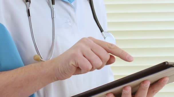 Médico usando tableta digital moderna de la pantalla táctil — Vídeo de stock