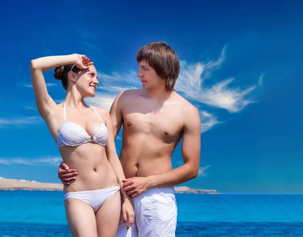 Couple beach vacation fun. Happy young people in love. — Stock Photo, Image