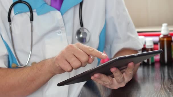 Médico masculino trabalhando com um computador tablet touchscreen moderno — Vídeo de Stock