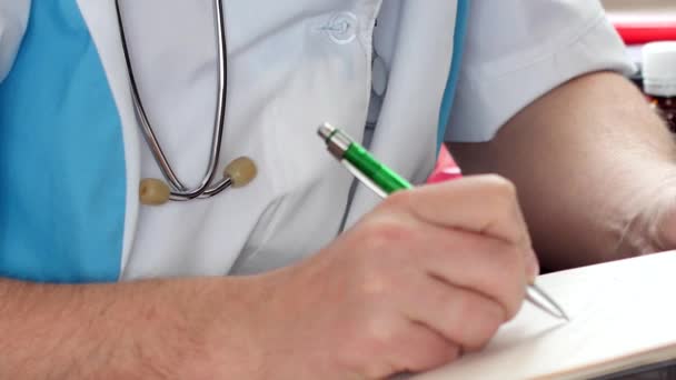 Close-up de escrever receita médica rx. Doutor trabalhando em seu gabinete — Vídeo de Stock