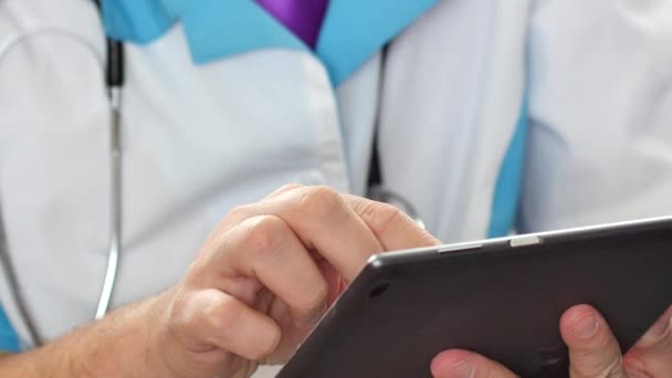 Läkare använder digitala tablett på sjukhuset — Stockvideo