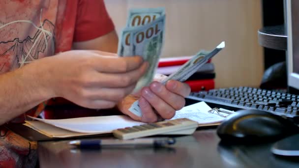 Homme comptant l'argent et remplissant le formulaire fiscal — Video