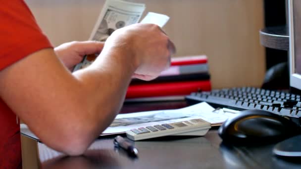 Hombre contando dinero y llenando formulario de impuestos — Vídeo de stock