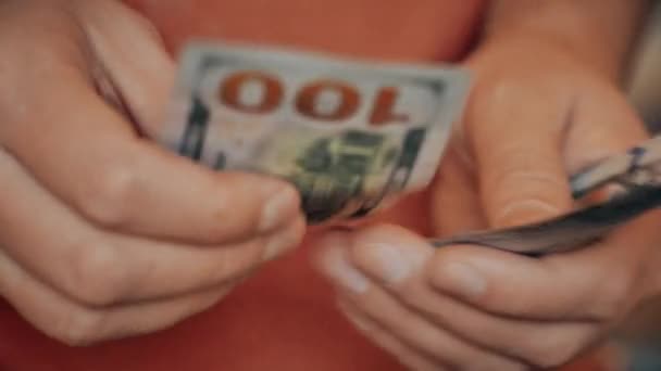 Вид человека, считающего много 100-долларовых купюр — стоковое видео