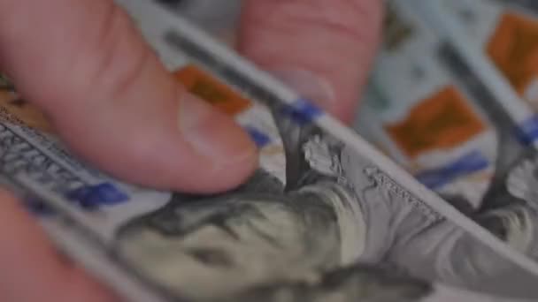 Görünümü bir adamın Amerikan 100 faturaları sayma — Stok video