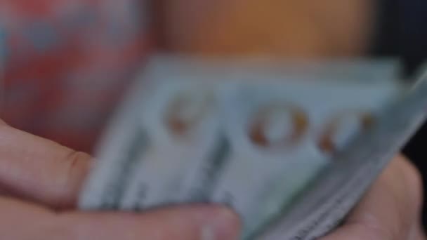 Vista de un hombre contando muchos billetes americanos de 100 — Vídeo de stock
