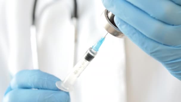 Close-up of doctor hands in protective gloves filling the syringe with medicine. — Stock Video