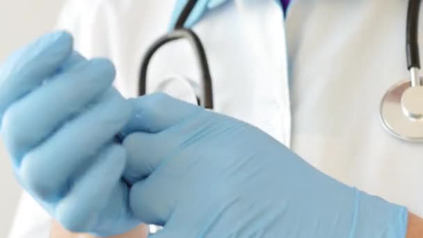 Доктор снимает голубые латексные перчатки — стоковое видео