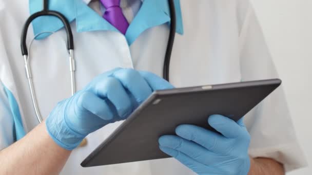 Medici mani digitando sul moderno tablet digitale. Concetto di sanità moderna — Video Stock