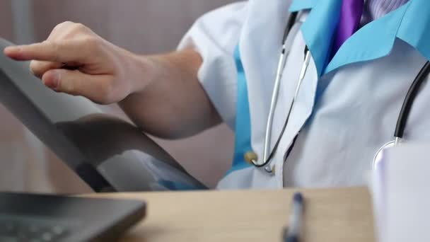 Ιατρική γιατρός εξετάζει η μαγνητική τομογραφία του ασθενούς — Αρχείο Βίντεο