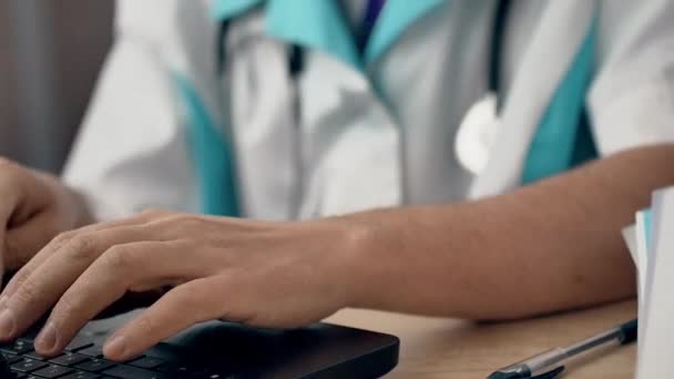 Medico che utilizza il suo computer portatile — Video Stock