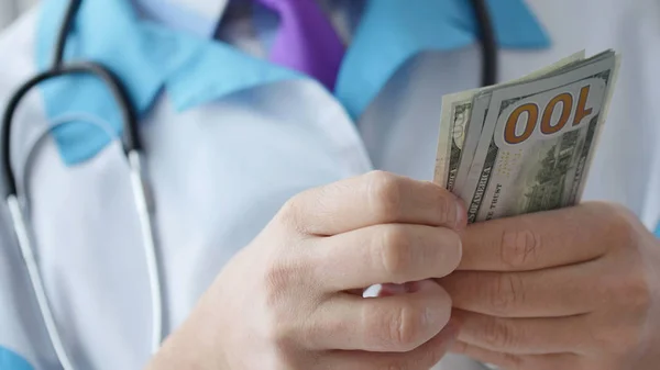 Corrupted medical doctor counting money. — Stock Photo, Image