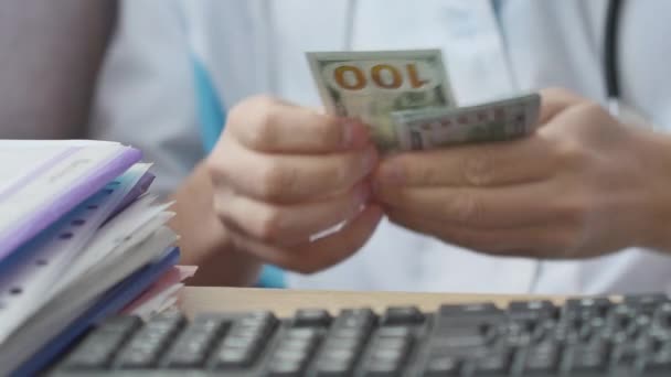 Korrupter Arzt beim Geldzählen. — Stockvideo