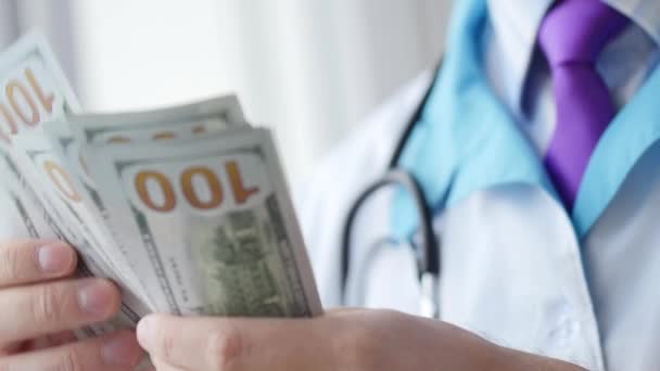 Пошкоджений лікар підрахував гроші . — стокове відео