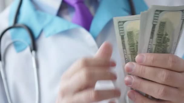 Uszkodzony lekarz medycyny, liczenie pieniędzy. — Wideo stockowe