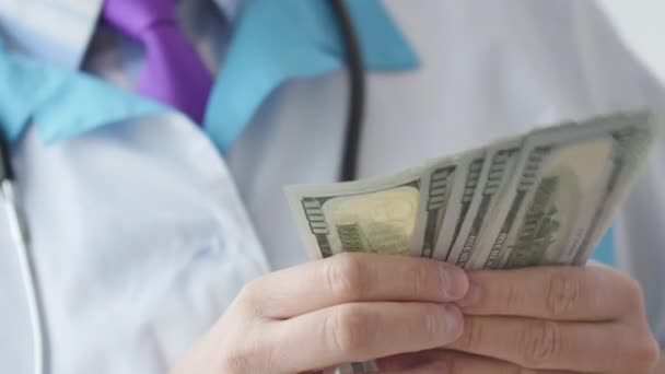Κατεστραμμένο ιατρός καταμέτρηση χρημάτων. — Αρχείο Βίντεο
