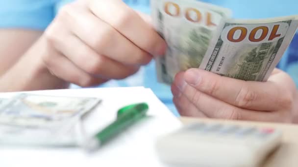 Homme Comptant Les Dollars Remplissant Formulaire Impôt Calcule Les Dépenses — Video