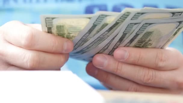 Man dollar tellen en belastingformulier vullen. — Stockvideo