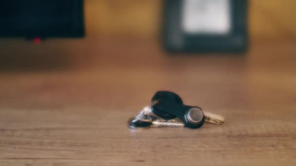 Чоловік бере ключі зі столу — стокове відео