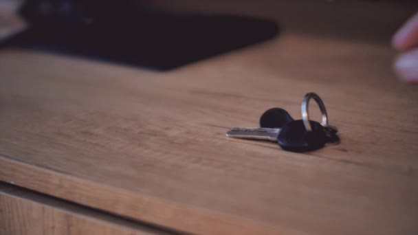 Hombre tomando llaves de la mesa — Vídeos de Stock