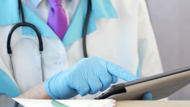 Médecin à l'hôpital travaillant sur une tablette numérique — Video