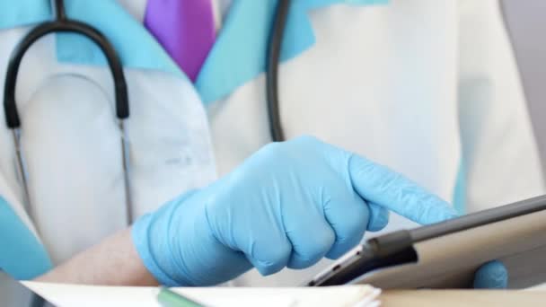 Arzt macht sich Notizen, während er digitales Tablet berührt. — Stockvideo