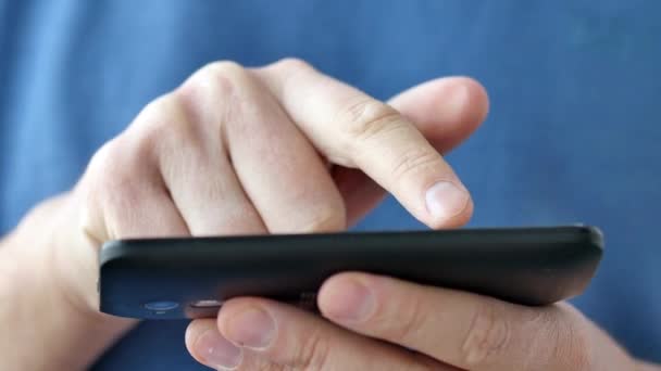 Close-up de mãos segurando smartphone — Vídeo de Stock