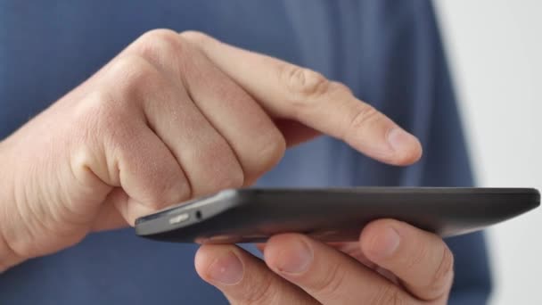 Close-up de mãos segurando smartphone — Vídeo de Stock