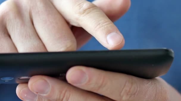 Primer plano de las manos sosteniendo el teléfono inteligente — Vídeos de Stock