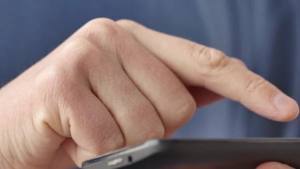 Κοντινό πλάνο του χέρια που κρατούν το smartphone — Αρχείο Βίντεο
