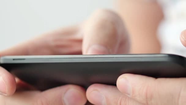Γκρο Πλαν Του Χέρια Κρατώντας Smartphone Πληκτρολογώντας Κείμενο Οθόνη Αφής — Αρχείο Βίντεο