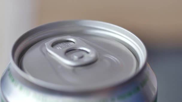 Man öppnar omärkta läsk eller öl kan — Stockvideo