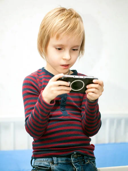 Un niño jugando un videojuego en su consola —  Fotos de Stock