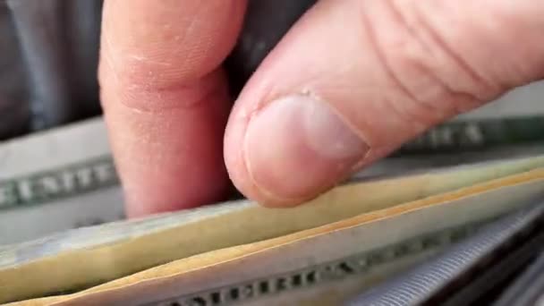 Geld in de portemonnee. Een man tellend contant geld — Stockvideo