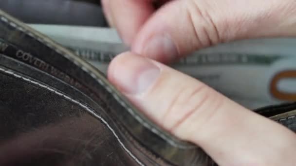 Geld in der Brieftasche. ein Mann, der Bargeld zählt — Stockvideo