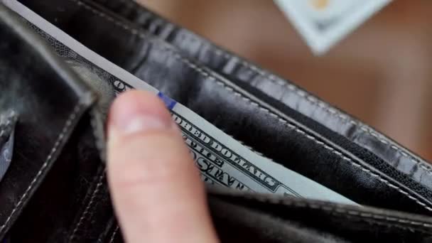 Geld in der Brieftasche. ein Mann, der Bargeld zählt — Stockvideo