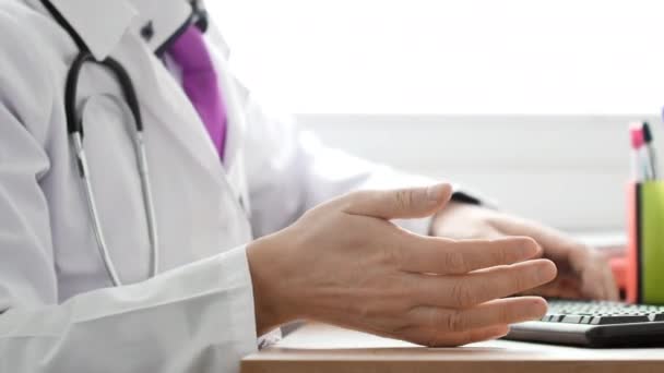 Медичний Лікар Щось Пояснює Роблячи Жести Руками — стокове відео