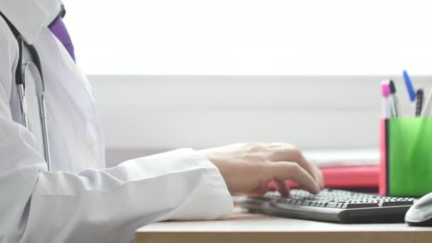 Arzt Arbeitet Laptop Seinem Schrank Und Klickt Mit Der Computermaus — Stockvideo