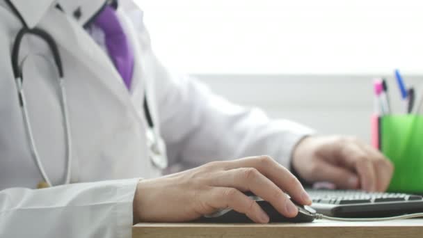 Medico Che Lavora Laptop Nel Suo Armadietto Cliccando Mouse Del — Video Stock