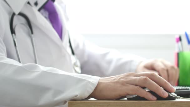 Médico Trabalhando Laptop Seu Gabinete Clicando Mouse Computador — Vídeo de Stock