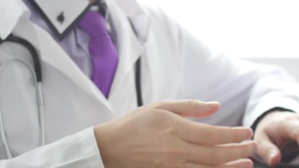 Ιατρός Εξηγήσουν Κάτι Κάνοντας Χειρονομίες Χεριών — Αρχείο Βίντεο