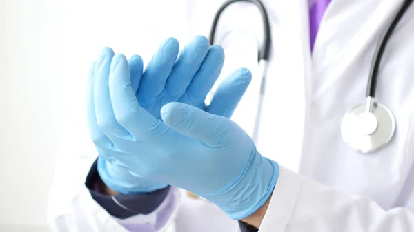 Tıp Doktoru Alkışlar Yakın Çekim Mavi Lateks Eldiven Giymiş Doktor — Stok fotoğraf