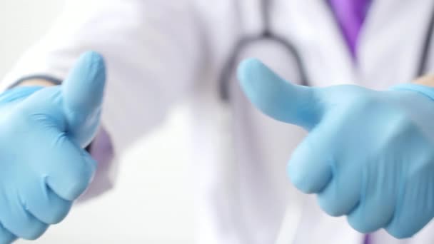 Tıp Doktoru Işareti Yakın Çekim Yukarı Gösteriliyor Mavi Lateks Eldiven — Stok video