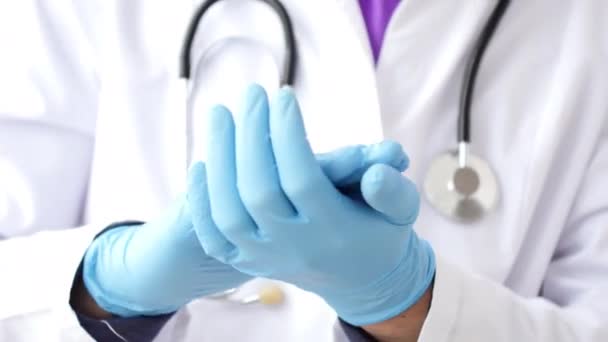Arzt Applaudiert Aus Nächster Nähe Arzthände Tragen Blaue Latex Handschuhe — Stockvideo
