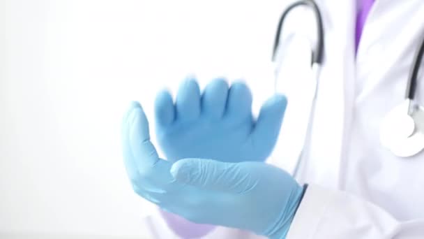 Lékař Tleskajícímu Detail Doktor Ruce Nosit Modré Latexové Rukavice — Stock video