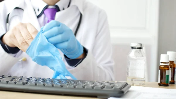 Médico Que Pone Guantes Látex Azul —  Fotos de Stock