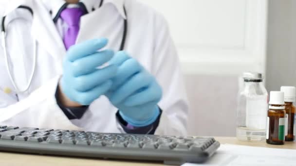 Médico médico posponer guantes de látex médico azul — Vídeo de stock